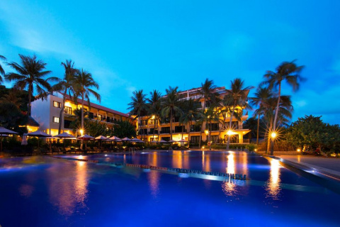 Hon Rom Central Beach Resort